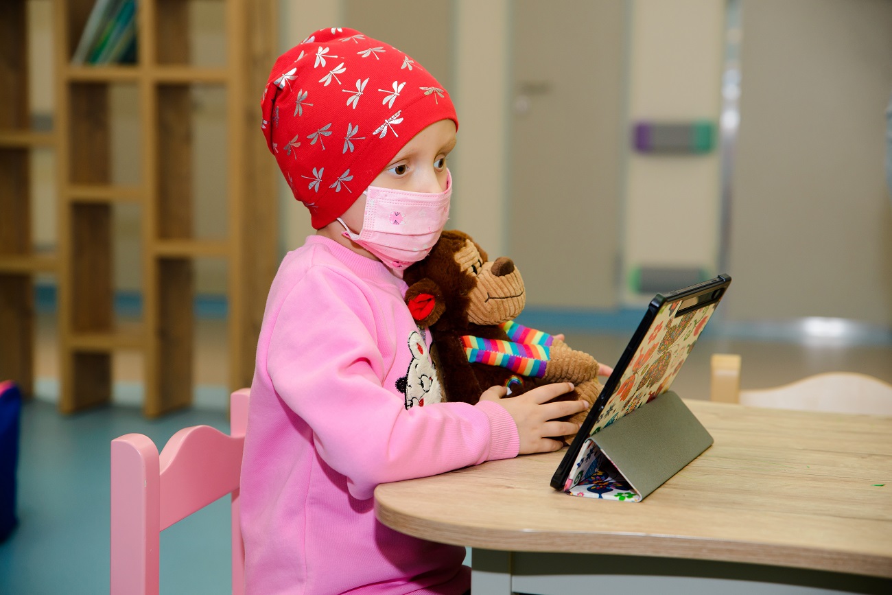 Зірки "плюсів" допомогли маленькій дівчинці, яка втратила зір, і зворушили вчинком (фото)